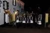 De drumband komt er aan.<br />Groot en klein, iedereen doet mee.
